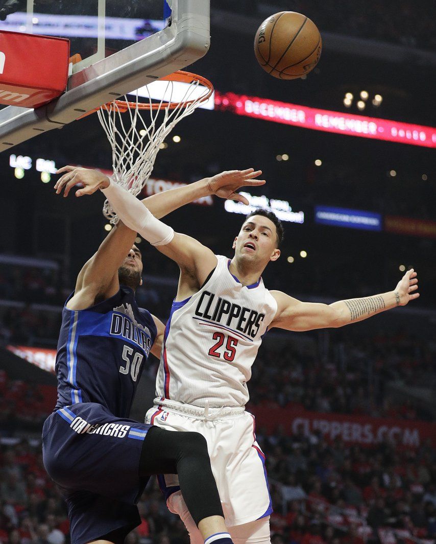 Mavericks ganan a Clippers 90-88 con una canasta de Barnes