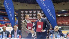 Héctor Brands de Pandeportes y Jair Peralta de Fepaba en la firma del memorándum.