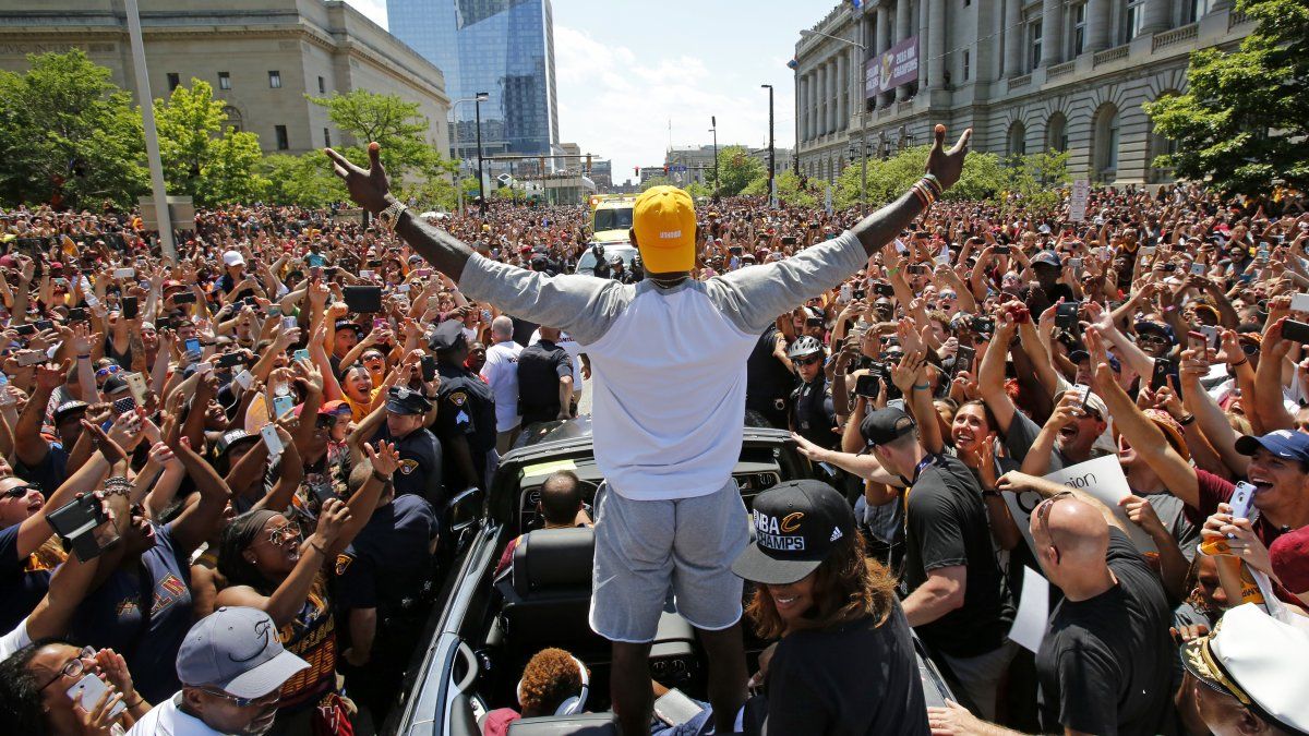 Multitud abarrota Cleveland para festejar con Cavs