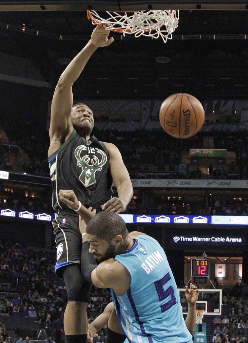 Middleton brilla y Bucks vencen 105-92 a Hornets