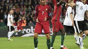 Cristiano Ronaldo arroja micrófono de reportero a un lago