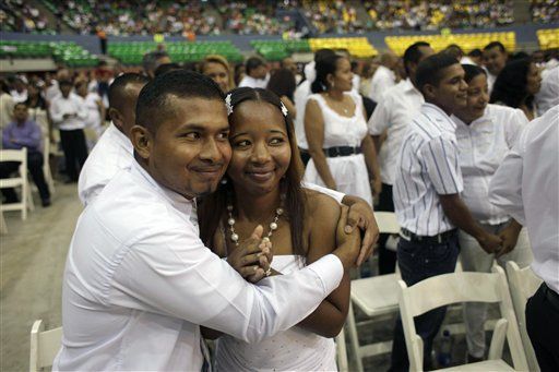 Manos de piedra Durán atestigua boda de 1.500 parejas en Panamá