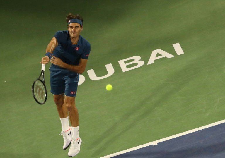 Federer buscará su título 100 en la final de Dubái contra Tsitsipas