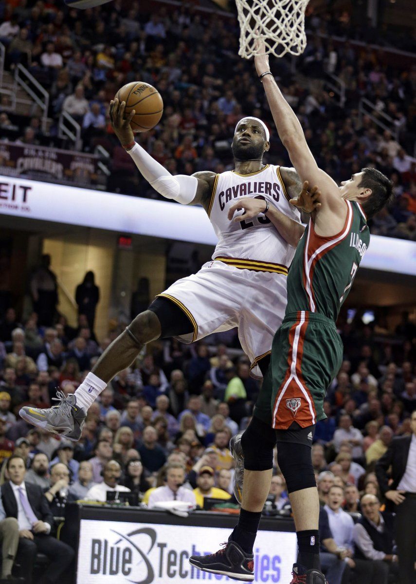James y los Cavs frenan a Milwaukee