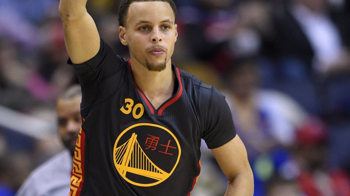 Curry aporta 32 puntos y Warriors vencen a Wizards