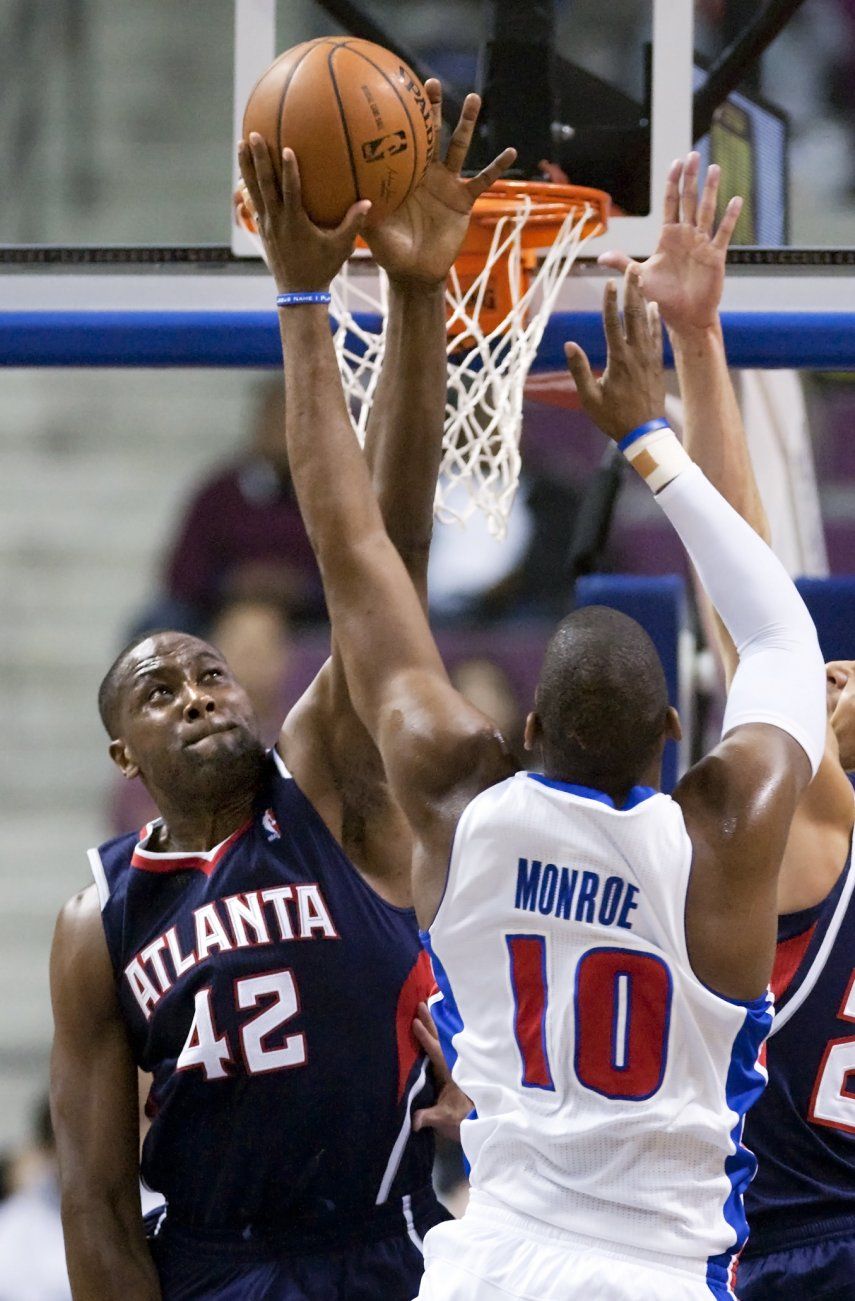 Pistons vienen de atrás para ganar 115-107 a Hawks