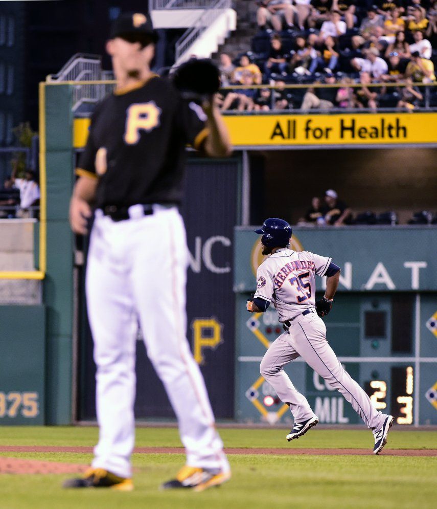 Hernández y Fister lideran victoria de Astros ante Piratas