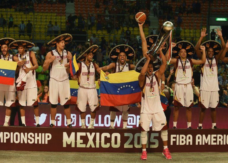 Maduro condecora a selección de básquet de Venezuela, campeona de América