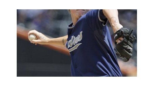 MLB: Padres 4, Mets 2, 1er juego; Latos supera a Santana