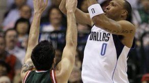 Dallas vence por un punto a los Bucks de Delfino