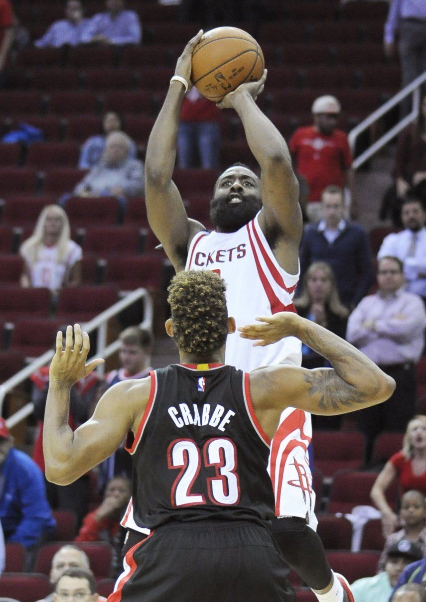 Harden y Rockets triunfan tras despido de su entrenador