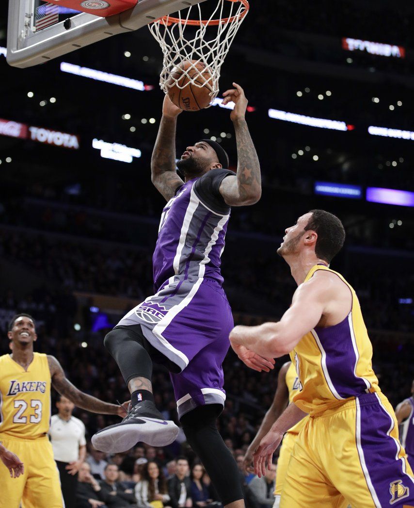 Cousins anota 40, Kings ganan por la mínima a Lakers 97-96