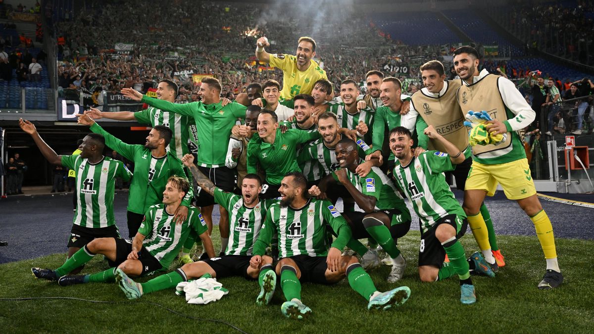 BUFANDA OFICIAL DE GRUPO UEFA LEAGUE REAL BETIS, LUDOGORETS