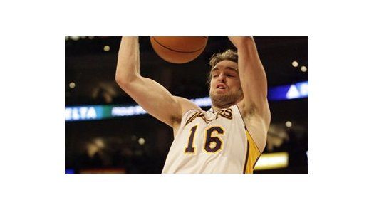 Triple-doble de Gasol mantiene invictos a los Lakers