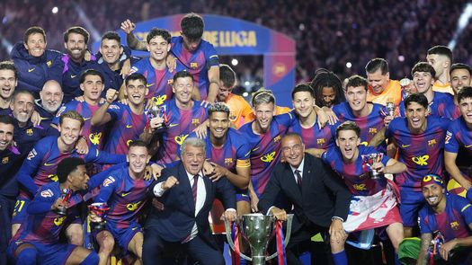 Ronald Araujo levanta el título del FC Barcelona de LaLiga Ronald Araujo levanta el título del FC Barcelona de LaLiga