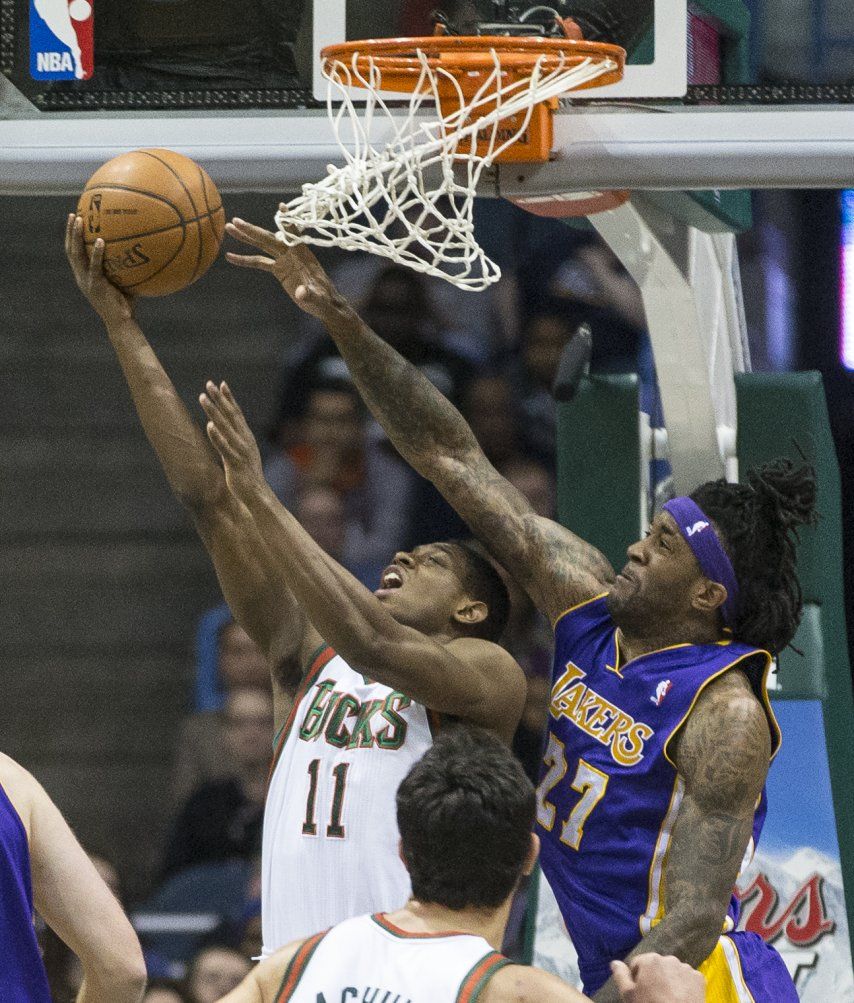 Bucks ganan a Lakers y rompen serie de 8 derrotas