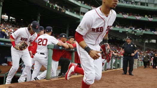 Betts vence en arbitraje a Medias Rojas