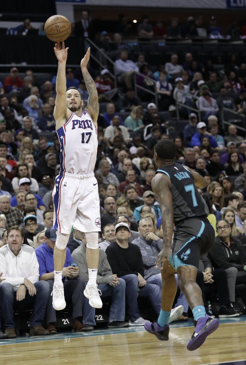 Simmons y Redick guían a 76ers sobre Hornets, 118-114