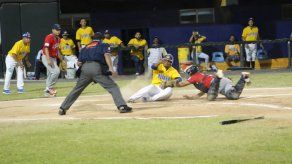 Herrera y Metro a un juego de la semifinal; Los Santos empata la serie