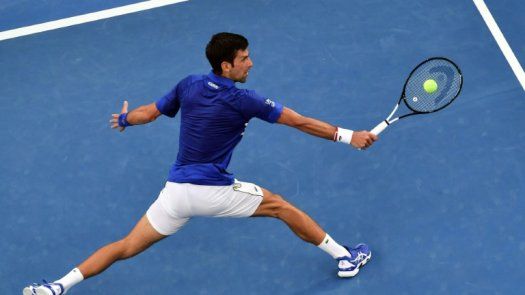 Djokovic comienza su campaña por el récord de títulos en Australia con una fácil victoria