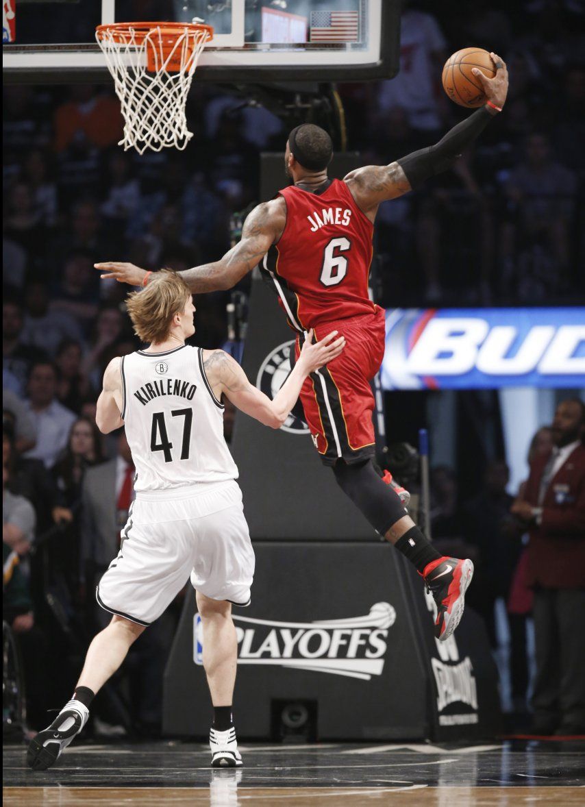 LeBron anota 49; Heat, a un triunfo de avanzar