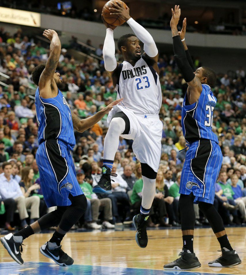 Matthews anota 21 puntos; Mavs doblegan a Magic
