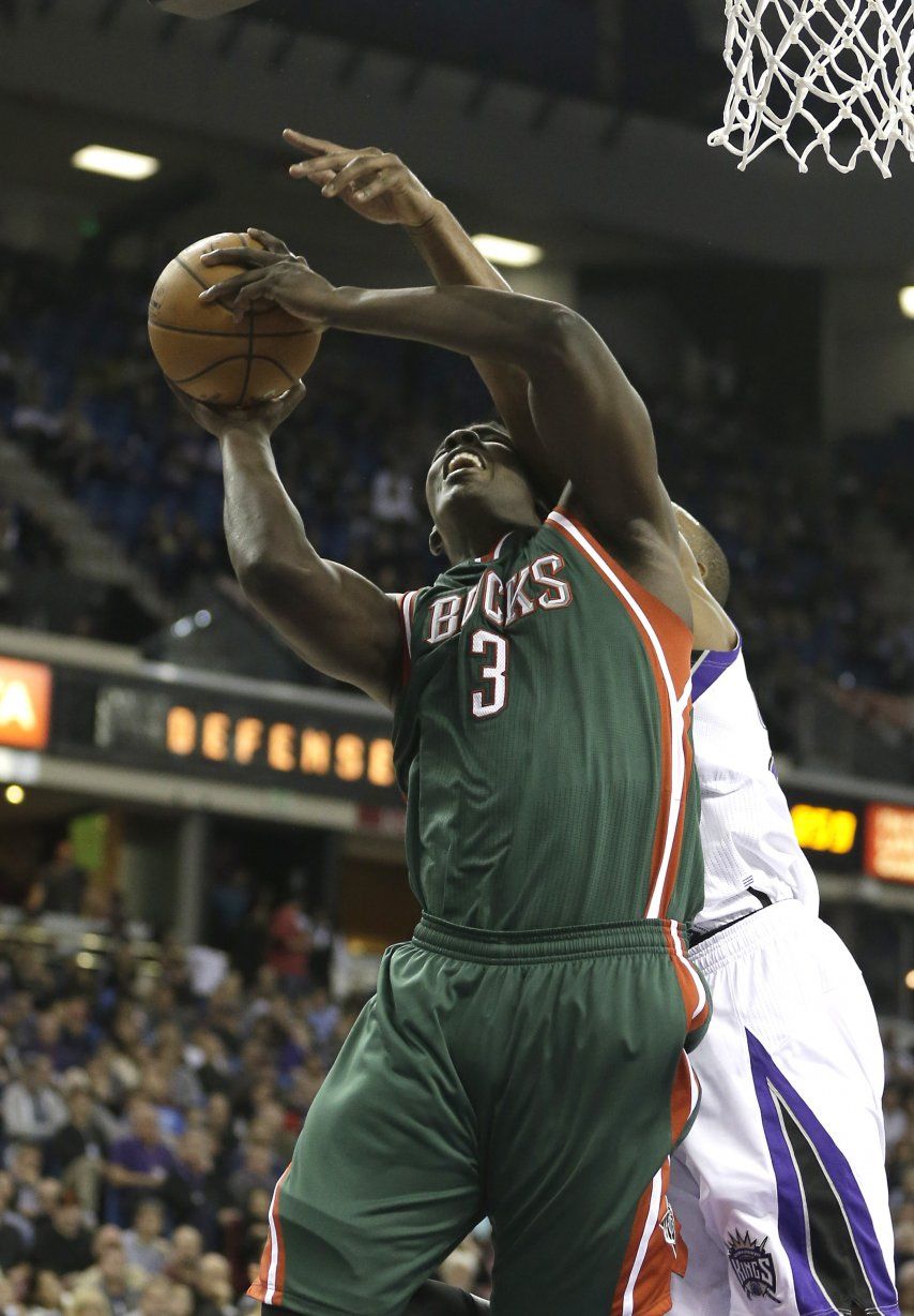 Bucks estropean vuelta de Cousins ganando a Kings