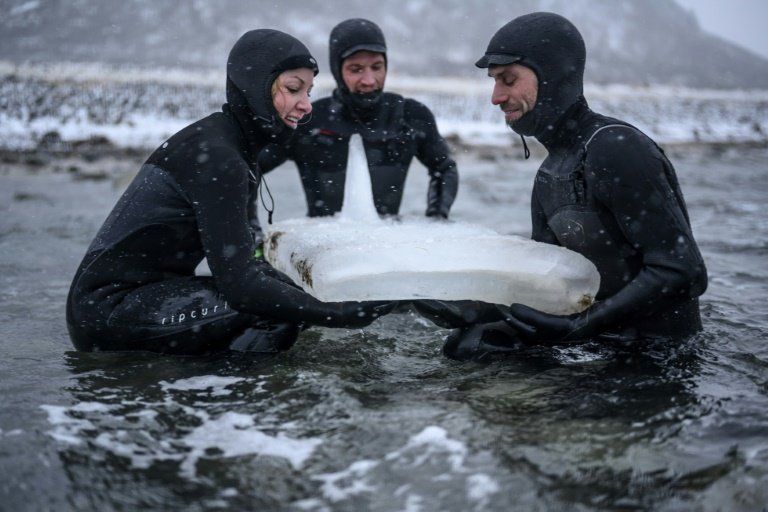 Una tabla de surf de hielo para domar las olas del círculo ártico