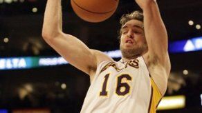 Triple-doble de Gasol mantiene invictos a los Lakers