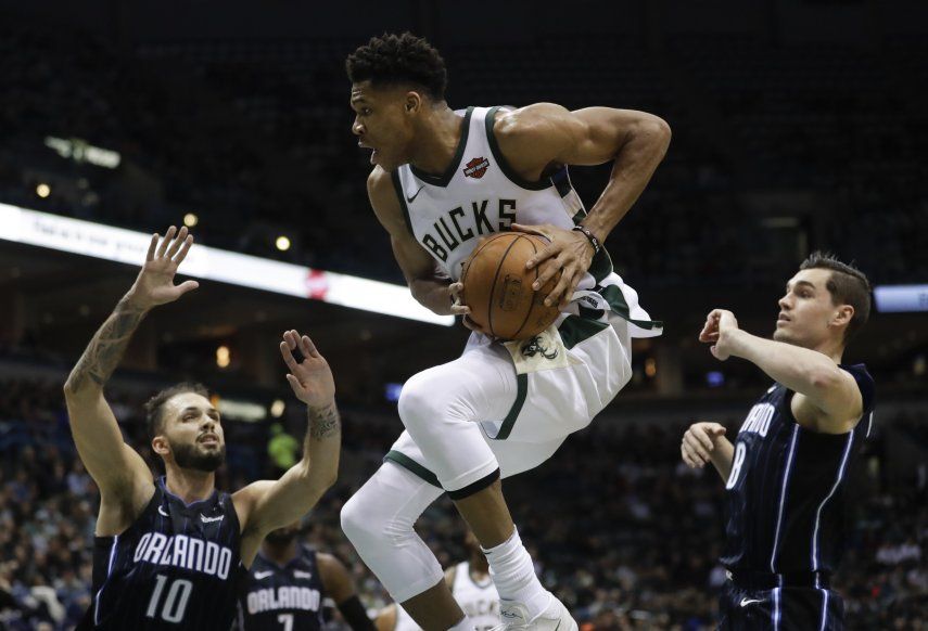 Antetokounmpo aporta 26 puntos a victoria de Bucks