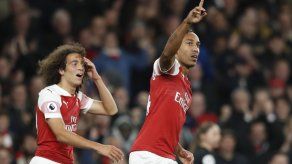 Arsenal vence 3-1 a Leicester e hila décimo triunfo