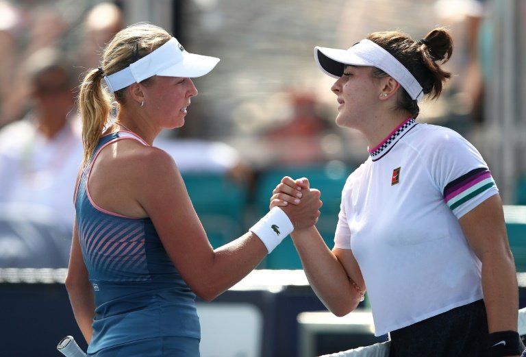 Federer impone cátedra en Miami, juvenil Andreescu abandona
