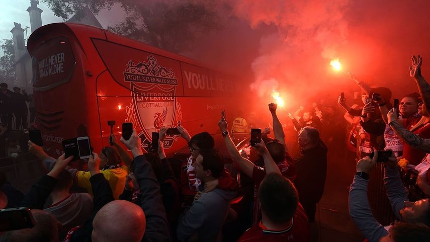 Premier League: Endurecen sanciones para aficionados implicados en incidentes con bengalas