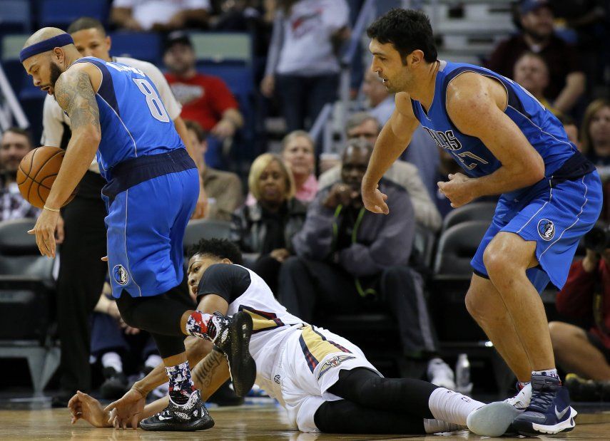 Davis sufre golpe en la cadera, pero Pelicans ganan al fin