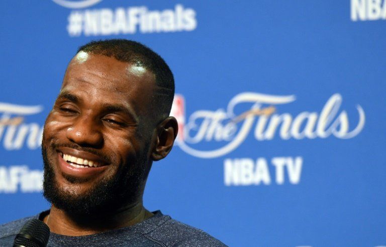 Nike firma a LeBron James con un lucrativo acuerdo vitalicio