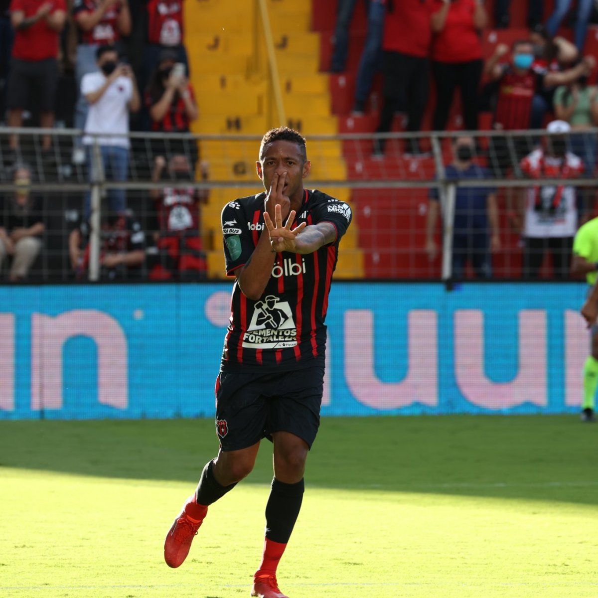 Alajuelense clasifica a la final con gol de Gabriel Torres