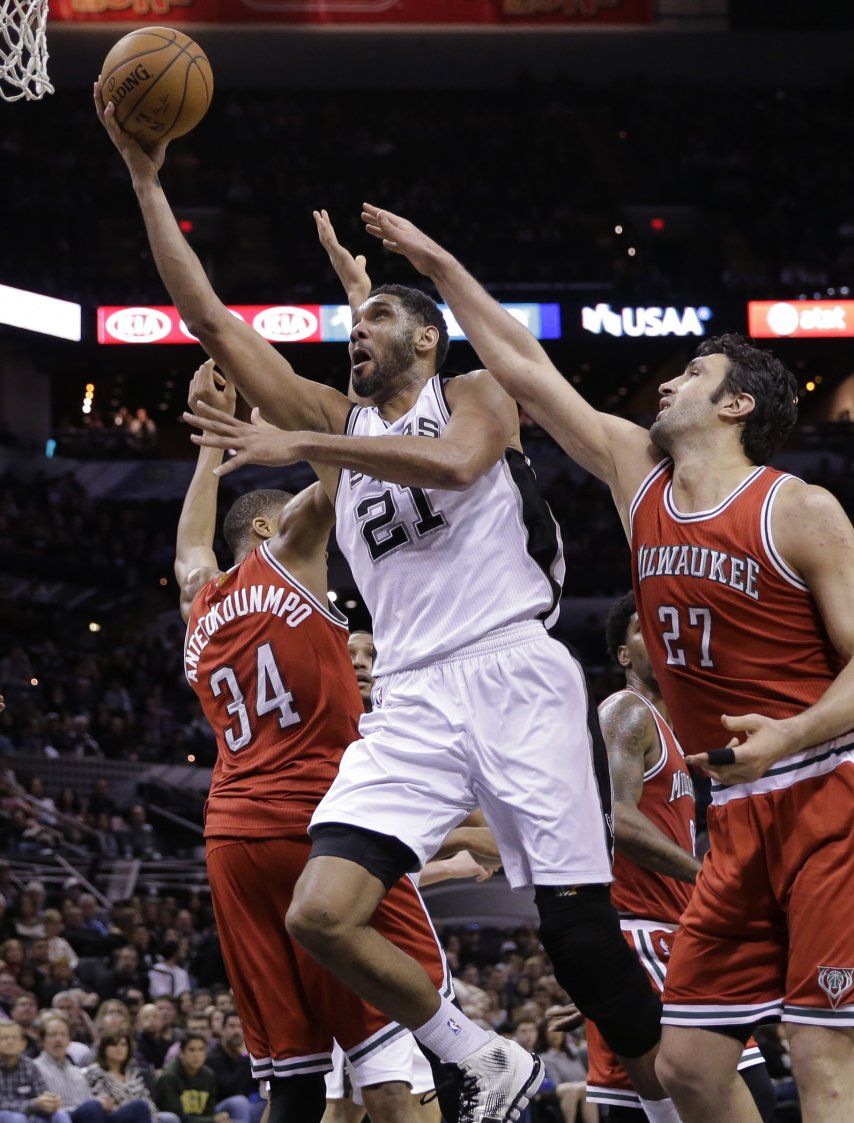 Spurs remontan y derrotan a Bucks