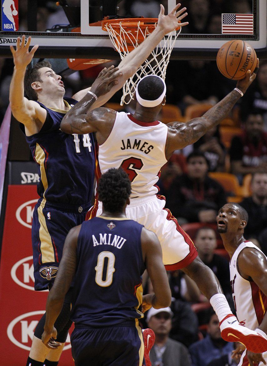 James anota 32 y Heat aplasta a Pelicans