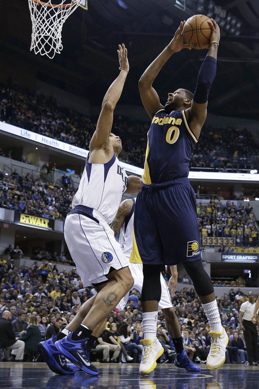 Pacers vencen a Mavs y luchan por boleto de playoffs