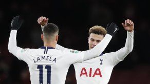 Una botella golpea a Alli; Tottenham vence al Arsenal