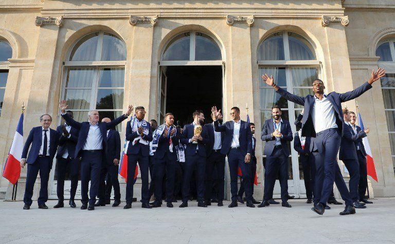 Los Bleus llegan a Francia para continuar la fiesta