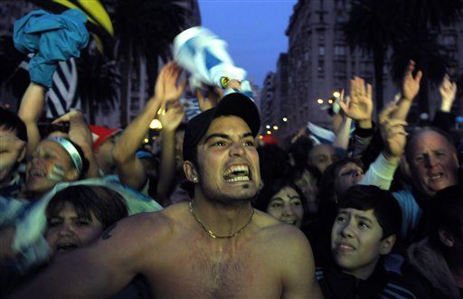 Mundial: Pase a semifinales desata locura en Uruguay