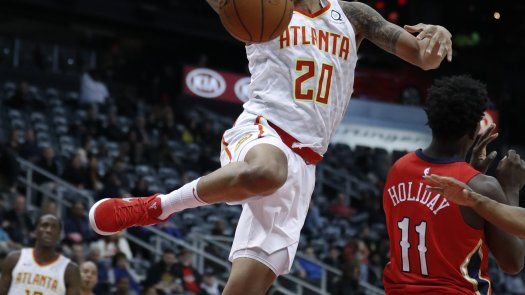 Enceste agónico de Bazemore da triunfo a Hawks