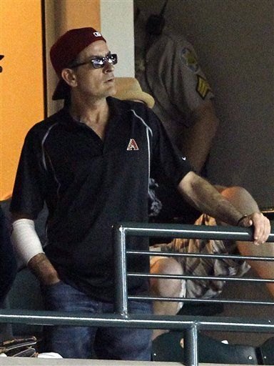 Charlie Sheen realiza práctica de bateo en Arizona
