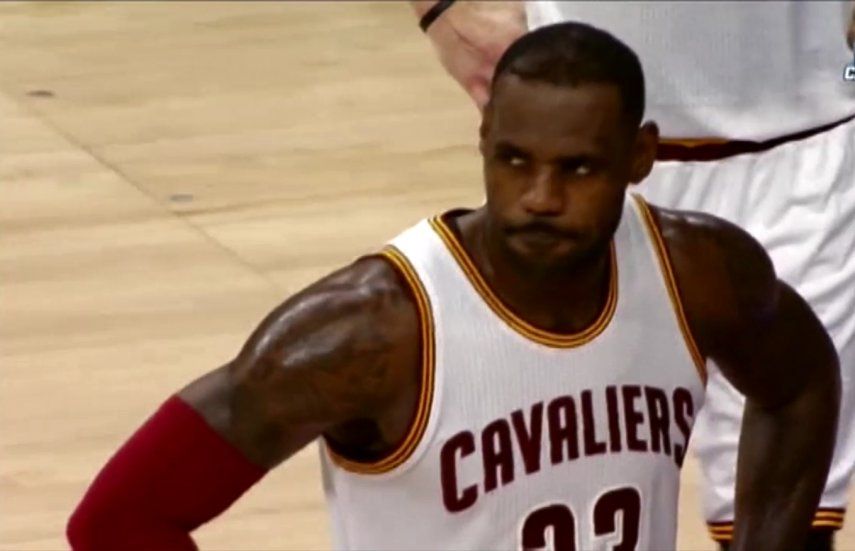 James llega a 25.000 puntos y Cavs vencen a 76ers