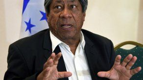 Entrenador hondureño suspendido por la FIFA rechaza cargo de manipulación