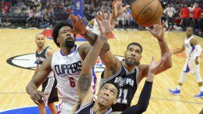 Clippers arrollan a Spurs en último cuarto, ganan 105-86