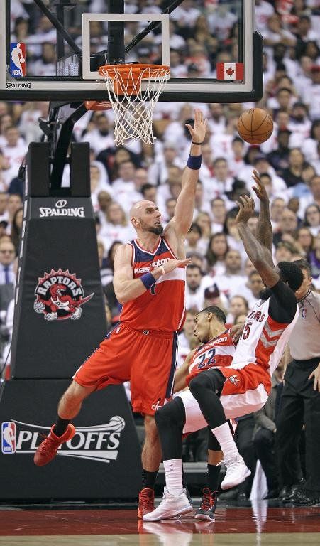 Los Rockets ganan a los Mavericks con ayuda de Howard y Harden