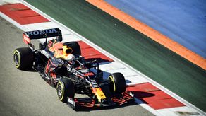 Mercedes domina ante un Verstappen penalizado en libres en Sochi
