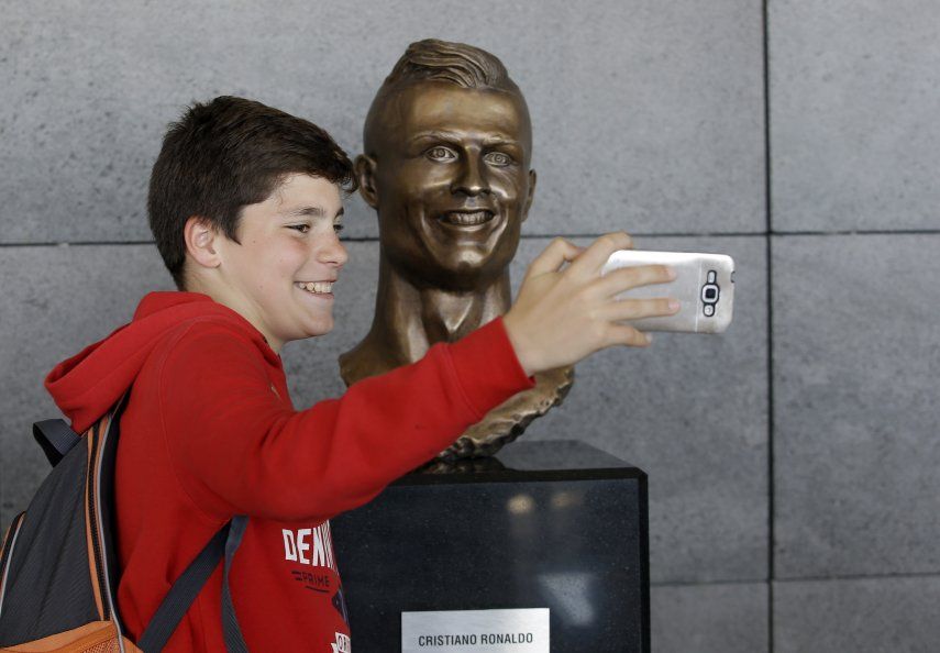 Busto de CR7 se roba el show en ceremonia de aeropuerto